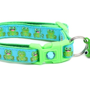 Puede incluir: Un collar para gato verde y azul con estampado de rana y un charm de campana de rana verde.