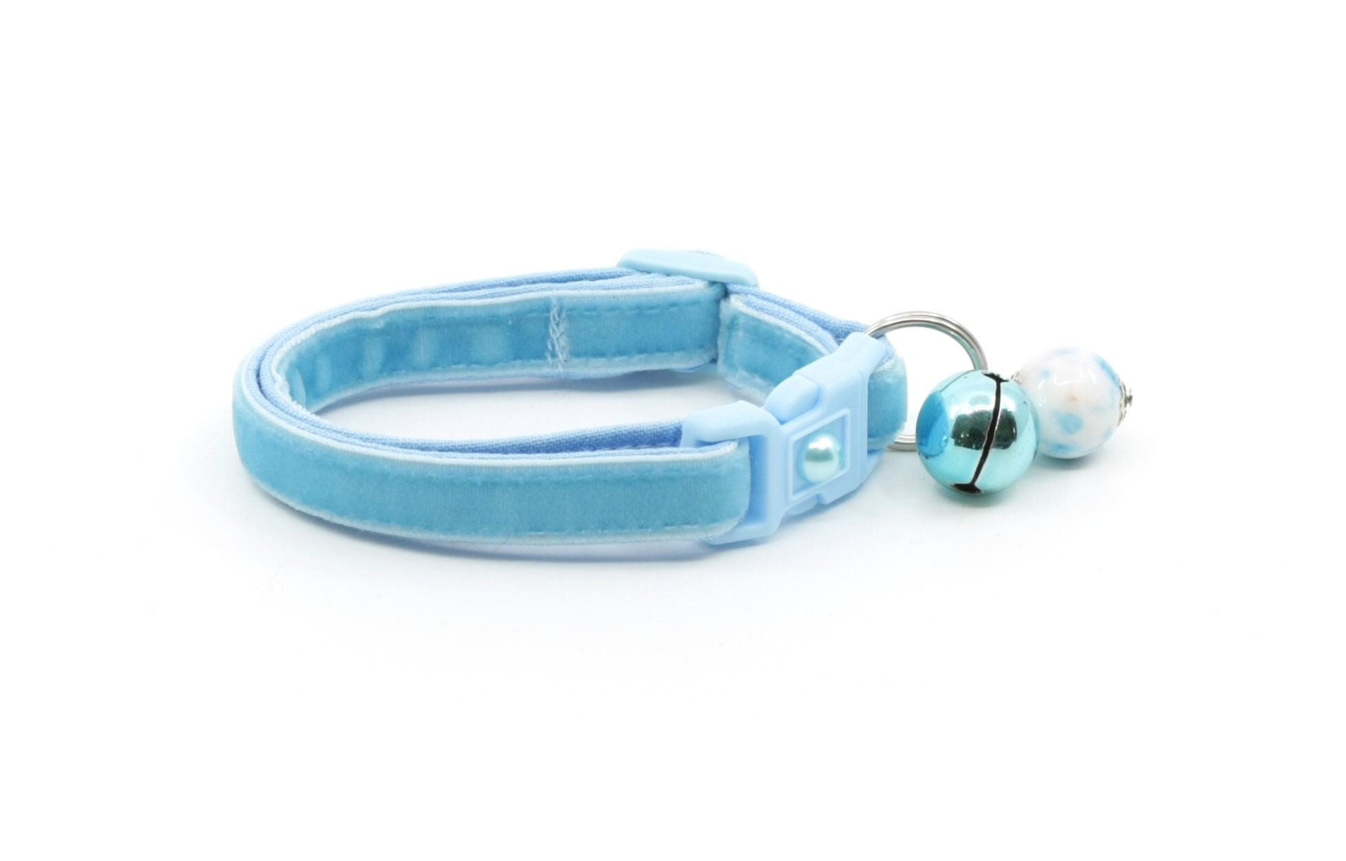 Katzenhalsband Aus Samt Mit Glöckchen – Verstellbar, Sicherheitsschnalle, Handgefertigt In UK, Babyblau