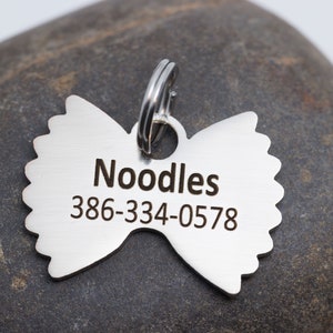 Back side of the pet tag showing an example name and phone number. The font is Calibri.