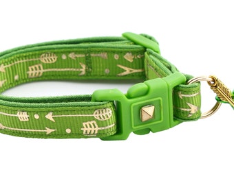 Arrow Cat Collar - Metallic Gold Arrows on Kiwi Green - Breakaway Safety - B61D289