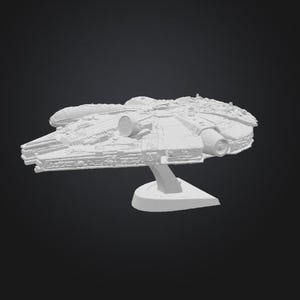 K&ouml;nnte beinhalten: Ein wei&szlig;es Modell des Raumschiffs Millennium Falcon, einem fiktiven Raumschiff aus dem Star Wars-Franchise. Das Modell ist detailliert und auf einem wei&szlig;en St&auml;nder vor dunklem Hintergrund montiert.