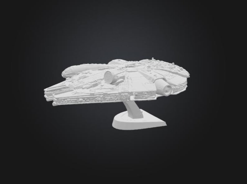 K&ouml;nnte beinhalten: Ein wei&szlig;es Modell des Raumschiffs Millennium Falcon, einem fiktiven Raumschiff aus dem Star Wars-Franchise. Das Modell ist detailliert und auf einem wei&szlig;en St&auml;nder vor dunklem Hintergrund montiert.