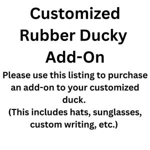 Könnte beinhalten: Eine weiße Grafik mit schwarzem Text, der lautet: Customized Rubber Ducky Add-On. Please use this listing to purchase an add-on to your customized duck. (This includes hats, sunglasses, custom writing, etc.) Der Text ist auf einem einfarbigen Hintergrund zentriert.