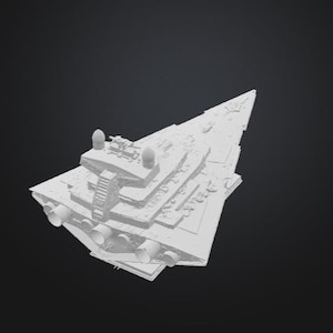 K&ouml;nnte beinhalten: Ein detailliertes, wei&szlig;es Modell eines Star Destroyer Raumschiffs mit mehreren Ebenen, T&uuml;rmen und Triebwerksteilen. Das Modell, mit seiner dreieckigen Form, hebt sich vor einem dunklen Hintergrund ab und zeigt sein komplexes Design.