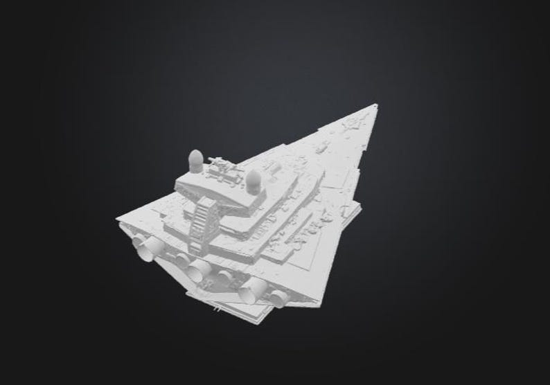 K&ouml;nnte beinhalten: Ein detailliertes, wei&szlig;es Modell eines Star Destroyer Raumschiffs mit mehreren Ebenen, T&uuml;rmen und Triebwerksteilen. Das Modell, mit seiner dreieckigen Form, hebt sich vor einem dunklen Hintergrund ab und zeigt sein komplexes Design.