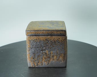 Square Stoneware Coffee Canister – Golden-Rim Ceramic Airtight Storage Jar with Textured Finish