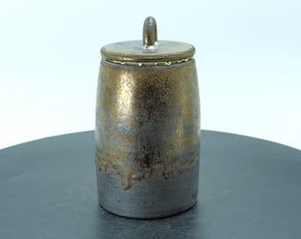 Recipiente de cerámica Raku hecho a mano con tapa: Recipiente para té y especias de hierro dorado