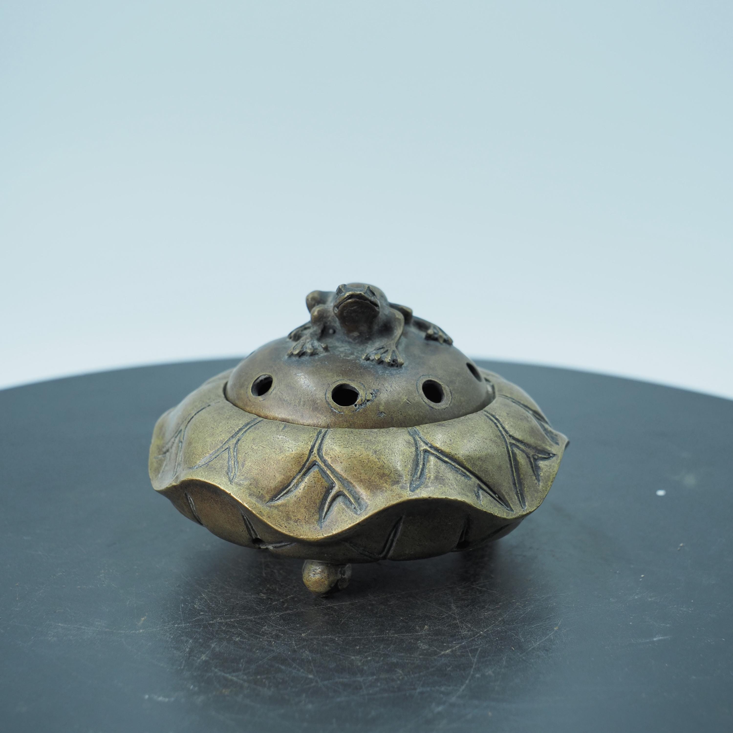 蓮の葉を踏むカエルを描いたヴィンテージ銅製三本足カエル収納ボックス