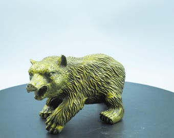 Figura de oso polar de latón, textura de pelaje detallada, pose majestuosa y poderosa.