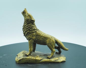 大理石の台座に置かれたブロンズ製の遠吠えする狼の彫刻 - ホーム