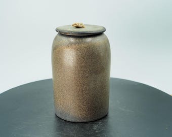 Tarro de cerámica hecho a mano con tapa: Almacenamiento de cerámica marrón dorada