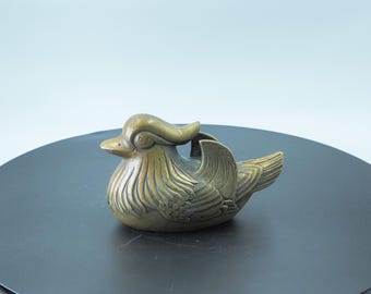 Statuetta di anatra mandarina in ottone anticato in stile antico, simbolo di armonia e pace
