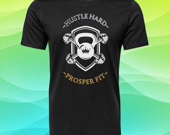 Puede incluir: Camiseta negra con un gráfico blanco y dorado. El gráfico presenta una pesa rusa, pesas y una corona dentro de un escudo, con el texto "Hustle Hard" y "Prosper Fit".