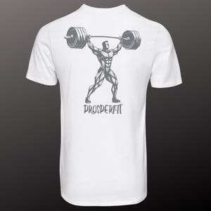 Puede incluir: Camiseta blanca con un gráfico gris de un levantador de pesas levantando una barra. La palabra "PROSPERFIT" está impresa debajo en una fuente estilizada. La camiseta está hecha de un material suave.