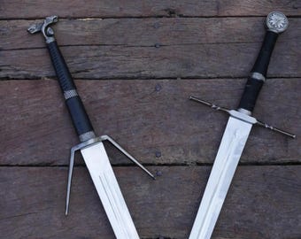 Para ręcznie robionych mieczy wystawowych z serii fantasy Wiedźmin – projekt Arondight inspirowany Geraltem z Rivii