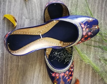 Khussa de cuero con motivos florales pintados a mano
