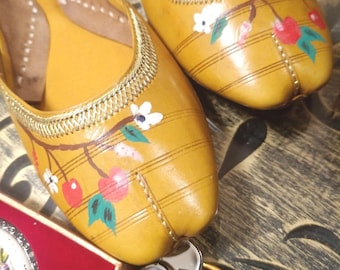 Handmålade Khussa-skor | Blommig lastbilskonst | Etniska pakistanska plattskor | Desi-skor | Mualley-present till henne | present | desi