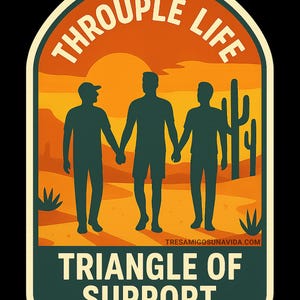 以下が含まれることがあります： 砂漠の風景を背景に、手をつないでいる3人のシルエットが描かれたグラフィックデザイン。テキストには「THROUPLE LIFE」と「TRIANGLE OF SUPPORT」と書かれています。デザインはオレンジ、グリーン、ブラックの色合いです。