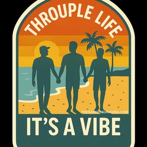 以下が含まれることがあります： 「THROUPLE LIFE」と「IT'S A VIBE」の文字が入ったレトロスタイルのグラフィック。ヤシの木と夕焼けを背景に、砂浜で手をつないでいる3人のシルエットが描かれています。tresamigosunavida.comのウェブサイトも表示されています。