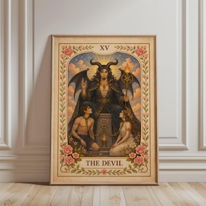 Puede incluir: Ilustración enmarcada de una carta del tarot que representa "EL DIABLO", una figura con cuernos sosteniendo un cetro, flanqueada por dos figuras arrodilladas. La obra de arte está enmarcada con un borde floral y el número romano XV. La paleta de colores es cálida, con un aspecto vintage.