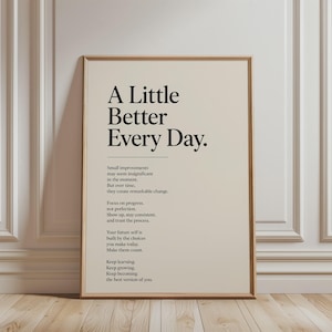 Może przedstawiać: Prostokątny plakat ścienny z beżowym tłem i czarną czcionką szeryfową. Tekst brzmi: A Little Better Every Day, a pod nim znajduje się kilka linijek motywującego tekstu o małych ulepszeniach, postępie i konsekwencji w działaniu.