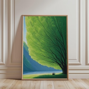 Puede incluir: Una lámina de arte enmarcada que muestra un gran árbol de follaje verde intenso que se extiende sobre un tranquilo lago azul. Dos pequeñas figuras están sentadas en la orilla cubierta de hierba bajo el árbol, con montañas azules al fondo.
