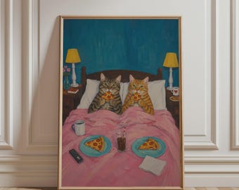 Trendy muurdecoratie - Print van een oranje en grijze kat die pizza eet in bed, retro kattenkunstwerk, gezellige en grappige dierenposter voor woon- en slaapkamerinrichting.