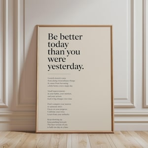 Könnte beinhalten: Ein gerahmter Kunstdruck mit beigem Hintergrund und schwarzem Text, der lautet: Be better today than you were yesterday. Darunter bietet kleinerer Text motivierende Ratschläge zu Wachstum, Gewohnheiten, Denkweise und Fortschritt im Laufe der Zeit.