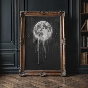 Op de afbeelding: Een rechthoekig wandkunstwerk met een witte maan tegen een zwarte achtergrond, waarbij witte verfdruppels naar beneden lopen vanaf de maan. Het kunstwerk is gevat in een sierlijke, donkerbruine houten lijst met uitgesneden decoratieve details.