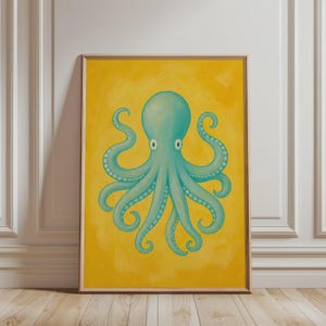 Puede incluir: Una impresión artística enmarcada que presenta un pulpo turquesa sobre un fondo amarillo vibrante. El pulpo tiene tentáculos detallados con ventosas blancas. La obra de arte está en un marco de madera, ideal para la decoración de paredes.