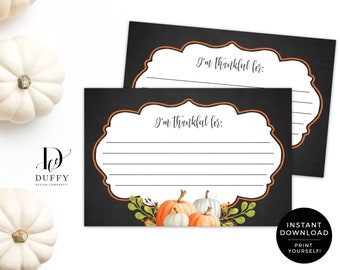 Puede incluir: Tarjetas de acción de gracias imprimibles con un fondo de pizarra y un borde de otoño con calabazas y hojas. Las tarjetas tienen el texto "Estoy agradecido por:" y líneas para escribir.