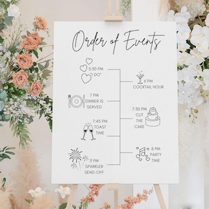 Könnte beinhalten: Ein weißes Schild mit der Aufschrift "Order of Events" in eleganter Schrift. Das Schild zeigt einen Hochzeitsablauf, einschließlich "I DO", Abendessen, Cocktailstunde, Anschneiden der Torte und einen Wunderkerzen-Abschied, mit Zeiten und Symbolen.