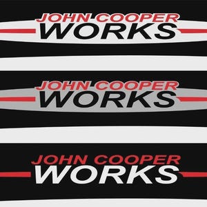 以下が含まれることがあります： 黒い背景に白と赤で「JOHN COOPER WORKS」の文字が描かれたグラフィックデザイン。テキストは赤い水平線の上にあり、銀色の楕円形があります。デザインは3回繰り返されています。