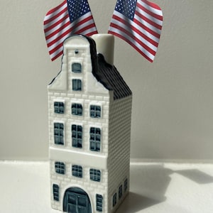 Delft Blue House with Double US Flags – Proud Gift for Dutch-American Heritage