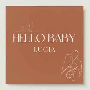 Op de afbeelding: Een vierkant terracotta-kleurig bord met witte lijntekeningen van een kruipende baby en een persoon die een zuigeling vasthoudt. De tekst HELLO BABY staat in een groot wit schreeflettertype boven de naam LUCIA, ook in een wit schreeflettertype.