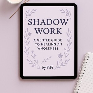 Könnte beinhalten: Ein digitales Tablet zeigt den Text "SHADOW WORK" mit dem Untertitel "A GENTLE GUIDE TO HEALING AN WHOLENESS" von FiFi. Eine brennende Kerze, ein Zweig mit Blumen und ein Notizblock sind auf einer hellvioletten Oberfläche angeordnet.