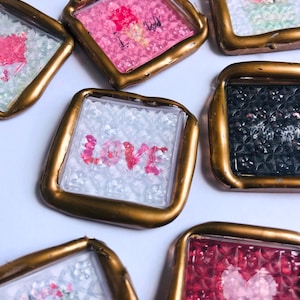 Stickers met zegellak. Voet met LOVE-ontwerp en messing details. Perfect voor feesten, bruiloften, uitnodigingen en cadeaus