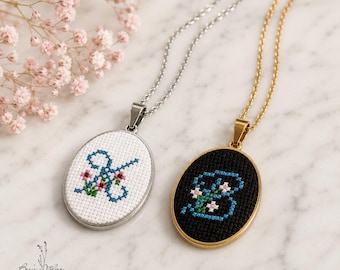 Collar con letras del alfabeto floral | Bordado a mano en punto de cruz | Joyería artesanal única | Regalo para mujer | Acero inoxidable