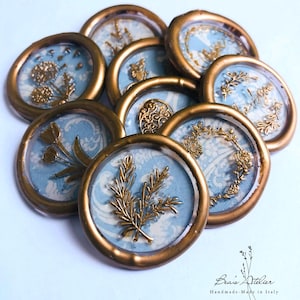 Adesivi con sigillo in ceralacca. Base con fiori blu e dettagli  in ottone. Perfetti per feste, matrimoni, inviti, diari e confezioni regalo