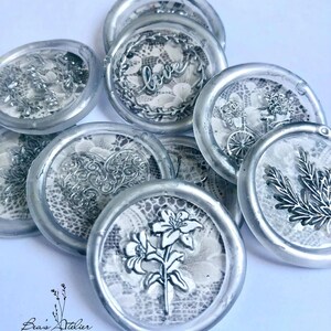 Adesivi con sigillo in ceralacca. Base merletto  e dettagli  in argento. Perfetti per feste, matrimoni, inviti, diari e regali