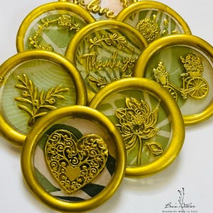 Stickers met zegellak. Basis met groene bladeren en gouden details. Perfect voor feesten, bruiloften, uitnodigingen en cadeaus
