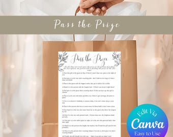 Op de afbeelding: Een bruine papieren cadeauzak met wit vloeipapier. Een kaart met de tekst "Pass the Prize" en instructies is bevestigd. Een hand houdt de handvatten van de zak vast. Voor een feestspel.