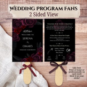 Puede incluir: Abanicos de programa de boda de doble cara con diseños florales burdeos. Los abanicos muestran los nombres de Serena y Omar, e incluyen detalles de la ceremonia y un mensaje de agradecimiento. Los abanicos están unidos a palos de madera.