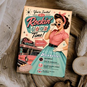 Könnte beinhalten: Eine rechteckige Einladungskarte im Stil der 1950er Jahre mit einem rosa Auto, einem Diner und einer Frau in einem gepunkteten Hemd und einem blaugrünen Rock. Der Text lautet You're Invited to a Rockin' GOOD Time!, Starlite Diner, it's a 50s PARTY!, Anabelle!.