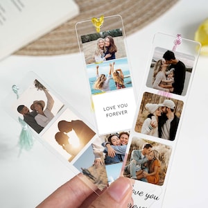 Puede incluir: Marcapáginas de acrílico transparente con fotos y borlas decorativas. Cada marcapáginas presenta múltiples paneles fotográficos con imágenes de parejas y amigos. Un marcapáginas tiene el texto "LOVE YOU FOREVER".