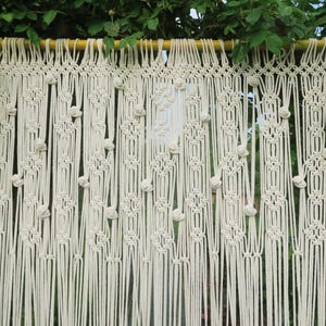 Groot macramé touwgordijn &quot;Oriental Roses&quot;. Bruiloftsaltaar, fotografie-achtergrond, macraméscherm. Boho artistiek handwerk