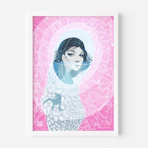 Pode incluir: Impressão de arte emoldurada com um retrato de uma pessoa com cabelo escuro, usando um capacete transparente. A obra de arte tem um fundo rosa com formas geométricas brancas e uma tatuagem de dinossauro azul no ombro. O estilo é ilustrativo.