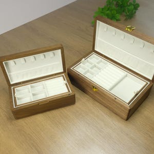 Caixa de joias de nogueira personalizada, caixa de armazenamento de joias de madeira gravada personalizada, organizador de joias elegante e presente, presente exclusivo para mãe e filha