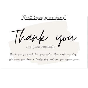 Op de afbeelding: Een witte kaart met de woorden "Thank you" in een stijlvol scriptlettertype. De zin "FOR YOUR PURCHASE" staat eronder. Extra tekst drukt dankbaarheid uit voor de bestelling en wenst de ontvanger een fijne dag.