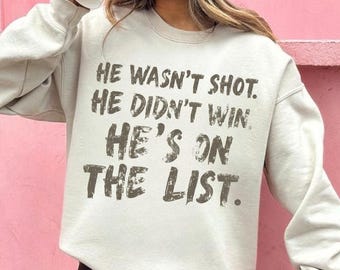 Komfortfarben Er wurde nicht geschossen, er hat nicht gewonnen, er ist auf der Liste, Anti-Trumpf-Shirt, Anti-MAGA-Shirt, Unisex-Politischer-Protest-Shirt